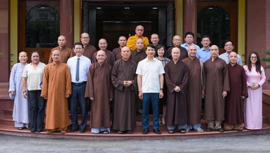 Ban Thường trực Ban Trị sự GHPGVN tỉnh chụp ảnh lưu niệm với lãnh đạo Tỉnh ủy tỉnh Gia Lai