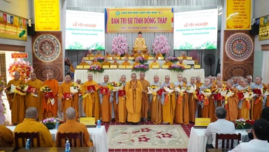 Đại đức Thích Huệ Phát, Hiệu trưởng Trường Trung cấp Phật học Tiền Giang cũ trao Bằng tốt nghiệp đến Tăng Ni sinh Lớp Cao đẳng Phật học khóa VI