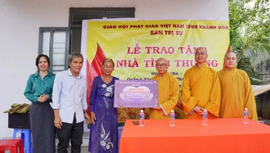 Thượng tọa Thích Hạnh Huệ đã đại diện Ban Trị sự GHPGVN tỉnh Khánh Hòa tặng căn nhà đến hộ gia đình ông Quảng Xin