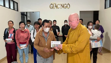 Hòa thượng Thích Duy Trấn thay mặt bạn đọc trao tiền ủng hộ đến các bệnh nhân nghèo