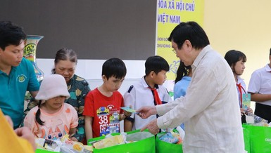 Nguyên Chủ tịch nước Trương Tấn Sang trao quà trung thu tại chùa Phổ Minh