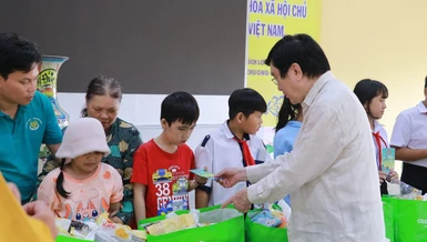 Nguyên Chủ tịch nước Trương Tấn Sang trao quà trung thu tại chùa Phổ Minh