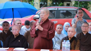 Ni trưởng Thích nữ Nhật Khương cứu trợ đồng bào tỉnh Cao Bằng