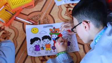 Các em dự thi tô màu tranh Tết Trung thu