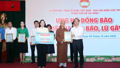 Thượng tọa Thích Thiện Quý thay mặt Ban Trị sự GHPGVN TP.HCM nhận thư tri ân của Ủy ban MTTQVN TP.HCM tại buổi phát động - Ảnh: Xuân Khu