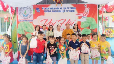 Đại diện chùa Phước Nguyên, Quỹ Khuyến học Hoa Từ Bi trao quà cho thiếu nhi vui Tết Trung thu