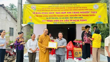 Đại đức Thích Minh Phú bàn giao nhà đến gia đình cháu Nguyễn Thành Lam, Nguyễn Thị Thanh Tuyền, xã An Định