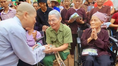 Ni trưởng Thích nữ Tâm Nguyệt động viên bà con vùng bão lũ tỉnh Thái Nguyên