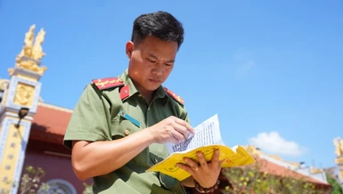 Nhiều kinh sách của chùa An Lạc bị hư hỏng sau bão lũ