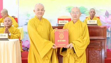 Hòa thượng Thích Minh Thiện trao quyết định bổ nhiệm Trưởng ban Quản trị chùa Long Thạnh đến Thượng tọa Thích Quảng Tâm