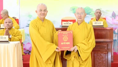 Hòa thượng Thích Minh Thiện trao quyết định bổ nhiệm Trưởng ban Quản trị chùa Long Thạnh đến Thượng tọa Thích Quảng Tâm