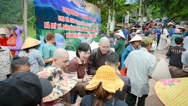 Đoàn từ thiện tu viện Khánh An trao quà đến bà con xã Mỹ Lý, tỉnh Nghệ An