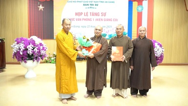 Thượng tọa Thích Minh Nhẫn trao quyết định bổ nhiệm Ban Quản trị tự viện đến các vị trụ trì