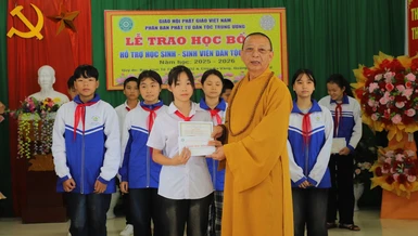 Thượng tọa Thích Quảng Tuấn trao học bổng cho học sinh người đồng bào dân tộc thiểu số