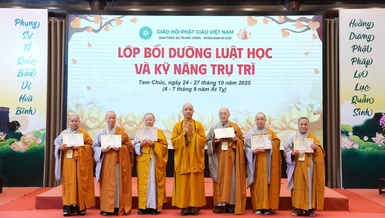 Thượng tọa Thích Minh Quang trao Giấy chứng nhận tham gia khóa học đến chư Ni 