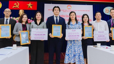 Các đơn vị, tổ chức, cá nhân đóng góp ủng hộ đồng bào bị ảnh hưởng bão lũ, vào chiều 29-10 - Ảnh: MTTQVN TP