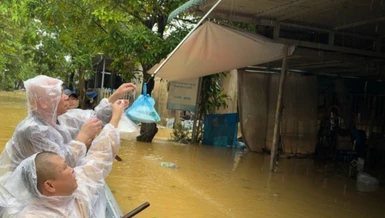 Chư Tăng trao những suất cơm đến cho người dân bị cô lập do nước lũ dâng cao tại TP.Huế