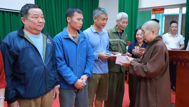 Ni trưởng Thích nữ Nhật Khương trao quà đến bà con bị ảnh hưởng nặng nề do bão lũ