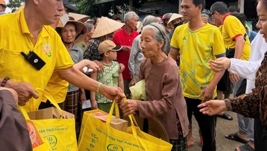 Thành viên đoàn Ban Từ thiện xã hội Phật giáo TP.HCM và chùa Tường Nguyên trao quà đến hộ bị ảnh hưởng bão lụt TP.Đà Nẵng