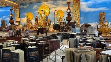 Chùa Viên Giác (P.Hội An) phơi kinh sau trận lụt lịch sử