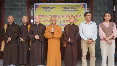 Hòa thượng Thích Từ Nghiêm thăm hỏi đến bà con trong vùng bão lụt tại Hội An