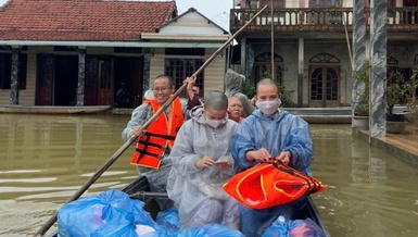 Chư Ni chuyển thực phẩm cứu trợ bà con tại tỉnh Quảng Trị