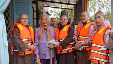 Ban Từ thiện xã hội GHPGVN tỉnh Đồng Nai trao quà đến những hoàn cảnh khó khăn do ảnh hưởng lũ lụt tại làng La Vân Hạ, xã Quảng Điền