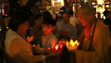 Lễ thắp nến tri ân tại chùa Huệ Hương