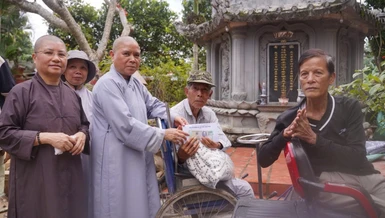 Ni sư Thích nữ Như Hiền trao quà tại đến hộ khó khăn tại TP.Đà Nẵng