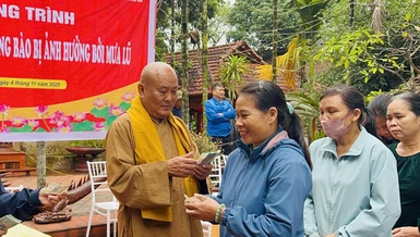 Hòa thượng Thích Chơn Tịnh trao quà đến bà con khó khăn vùng bão lũ tỉnh Thái Nguyên