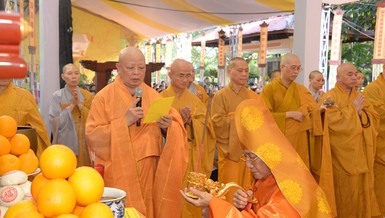 Trưởng lão Hòa thượng Thích Minh Thông niêm hương bạch Phật trong lễ khai kinh 