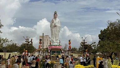 Tôn tượng Bồ-tát tại Quán Âm Phật Đài, tỉnh Cà Mau