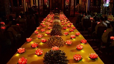 Hoa đăng tưởng niệm anh hùng liệt sĩ, chiến sĩ, đồng bào đã yên nghỉ tại Nghĩa trang Đô Thành cũ