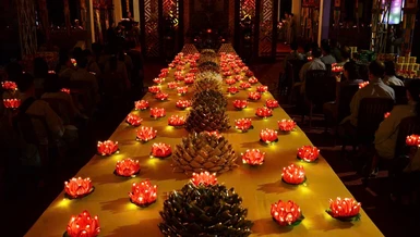 Hoa đăng tưởng niệm anh hùng liệt sĩ, chiến sĩ, đồng bào đã yên nghỉ tại Nghĩa trang Đô Thành cũ