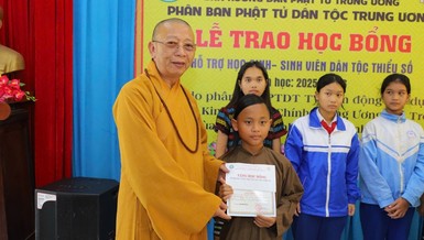 Thượng tọa Thích Quảng Tuấn trao học bổng cho học sinh dân tộc nội trú