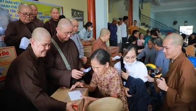 Chư Ni các tự viện TP.HCM, tỉnh Đồng Nai trao quà đến bà con khó khăn tại TP.Đà Nẵng