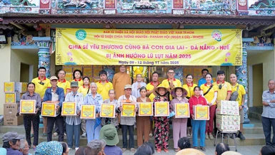 Đoàn Ban Từ thiện xã hội Phật giáo TP.HCM và chùa Tường Nguyên trao quà đến bà con vùng lũ, tại điểm chùa Cổ Lão (TP.Huế) - Ảnh: T.N