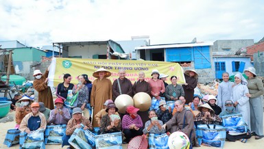 Đoàn phân ban Ni giới T.Ư hỗ trợ những gia đình bị sập nhà tại tỉnh Đắk Lắk