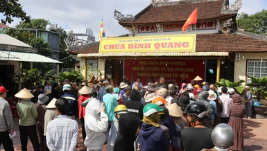 Ban Trị sự GHPGVN tỉnh Vĩnh Long trao quà đến bà con tại điểm chùa Bình Quang