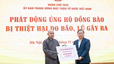 Thượng tọa Thích Đức Thiện thay mặt Trung ương GHPGVN trao bảng ủng hộ 200 triệu đồng đến đại diện Ủy ban TƯMTTQVN
