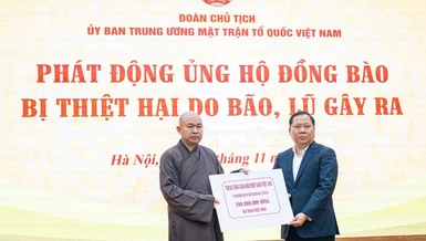 Thượng tọa Thích Đức Thiện thay mặt Trung ương GHPGVN trao bảng ủng hộ 200 triệu đồng đến đại diện Ủy ban TƯMTTQVN