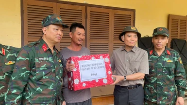 Sáng 22-11, Bí thư Thành ủy TP.HCM Trần Lưu Quang thăm hỏi, trao quà tận tay cho bà con vùng lũ Khánh Hòa