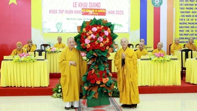 Trưởng lão Hòa thượng Thích Thiện Pháp tặng lẵng hoa chúc mừng của Hội đồng Trị sự