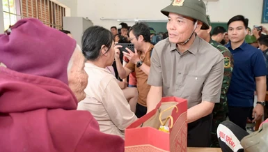 Bí thư Thành ủy TP.HCM Trần Lưu Quang thăm hỏi bà con vùng bão lũ tỉnh Khánh Hòa