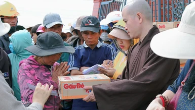 Đại đức Thích Thị Nhân, trụ trì chùa Văn Thánh trao quà đến bà con vùng bão lũ