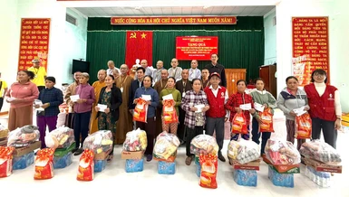 Đoàn chư tôn đức Tăng Ni GHPGVN tỉnh Vĩnh Long trao quà đến bà con vùng bão lũ