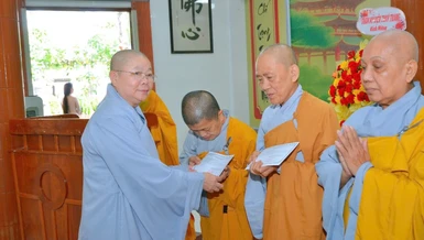 Đại diện Phân ban Ni giới TP.Cần Thơ trao Giấy chứng nhận Lớp Luật học cho chư Ni sau hai năm học tập