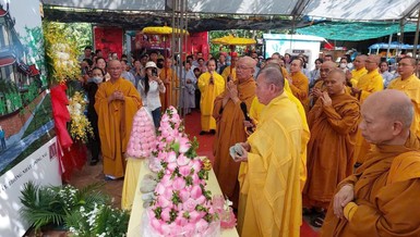 Chư tôn đức cử hành khóa lễ đặt đá truyền thống, cầu nguyện công trình trùng tu chùa Tịnh Quang sớm được hoàn thành