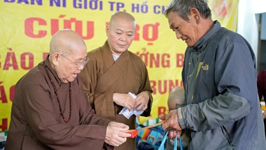 Ni trưởng Thích nữ Từ Nhẫn trao quà đến bà con khó khăn sau bão lũ