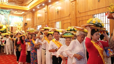 Phật tử nhiễu y theo truyền thống Phật giáo Nam tông